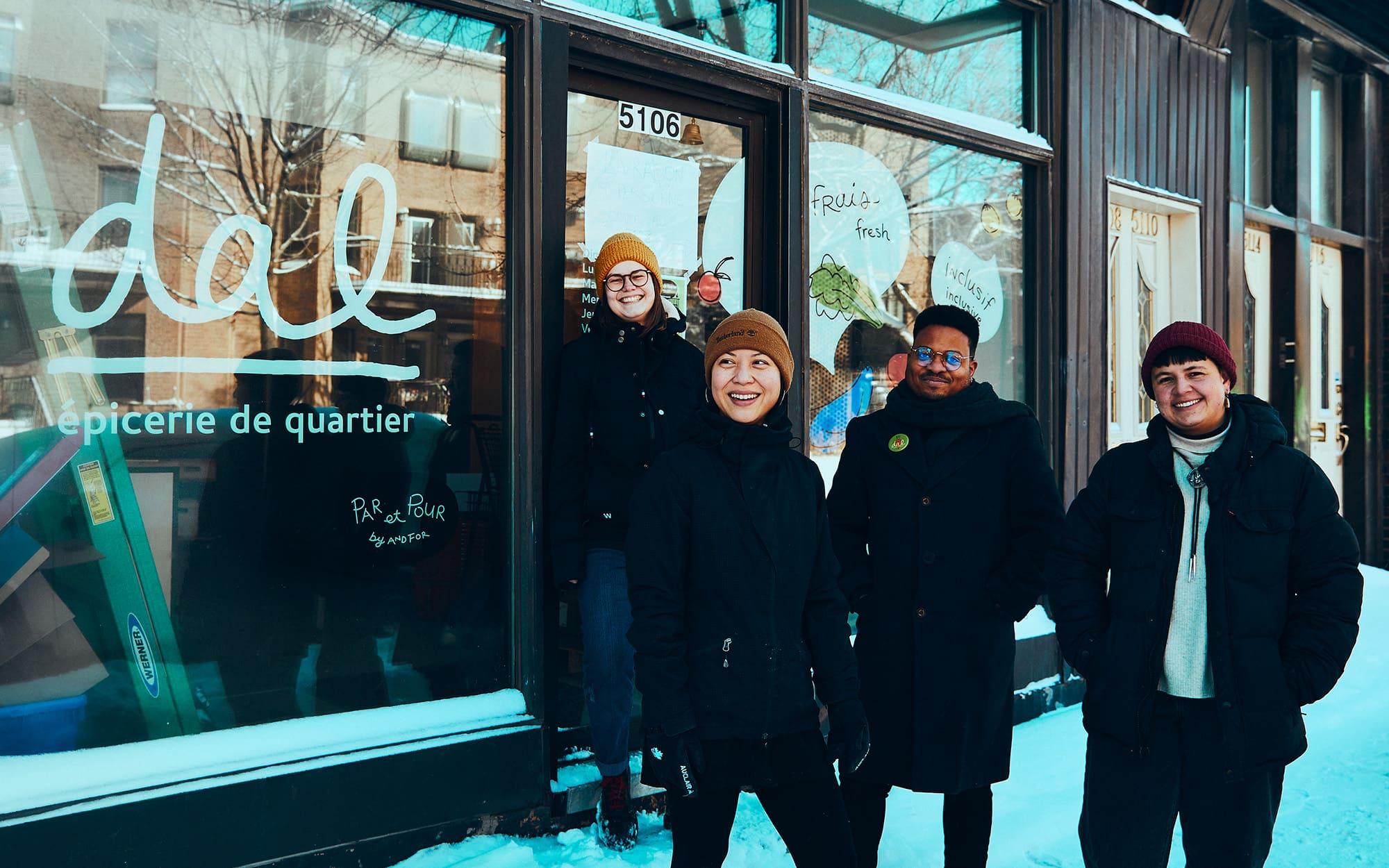Groupe de personnes devant l'épicerie de quartier DAL