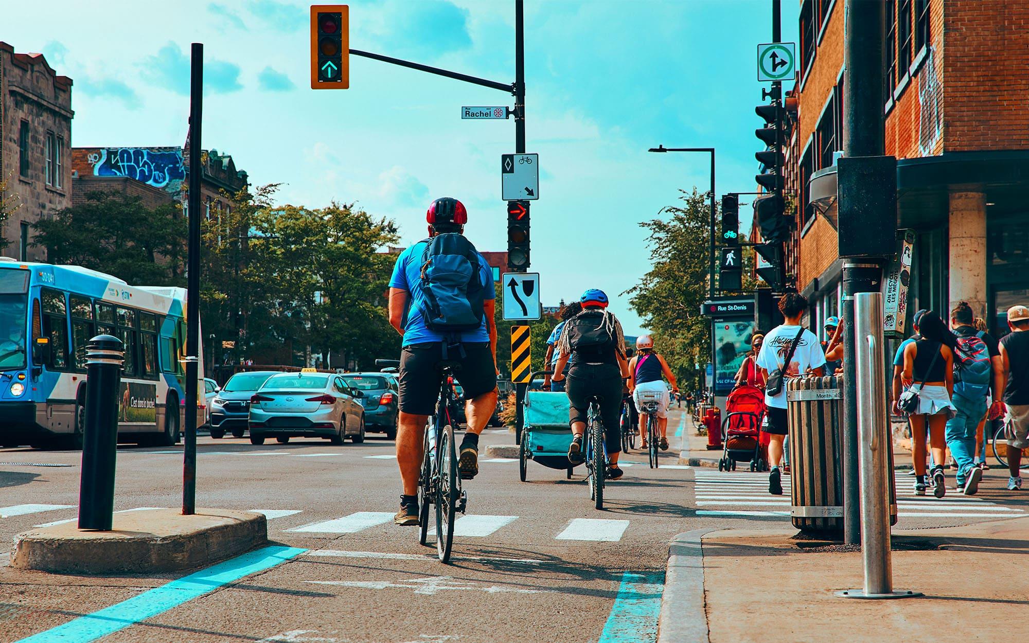 Vélo sur une piste cyclable dans la ville de Montréal